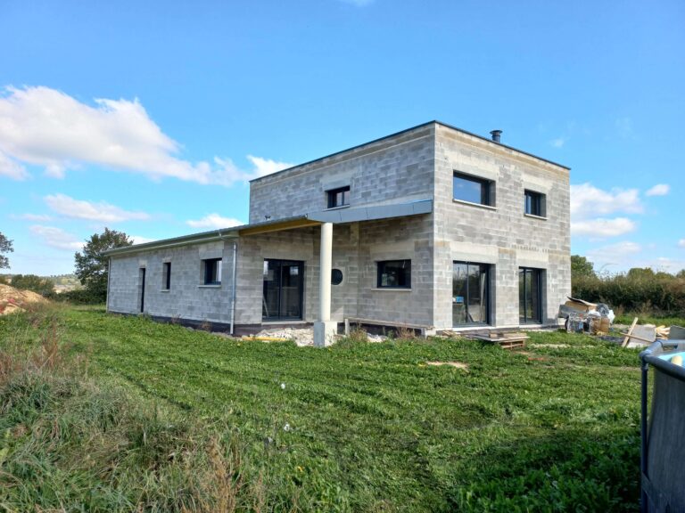 Pose pieuvres &eacute;lectriques maison en construction